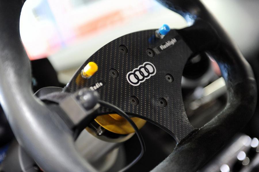Детали интерьера Audi R8 LMS by GMG Racing 2012 года  (фото 17 из 48)